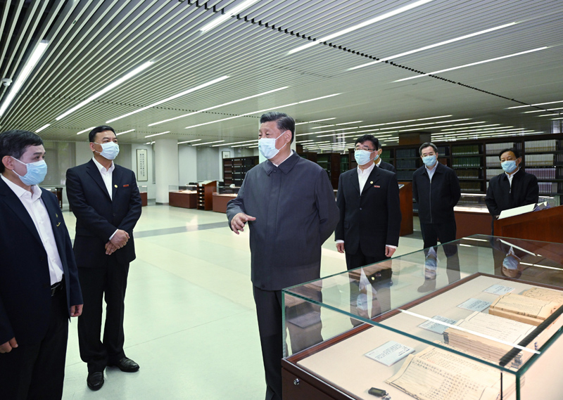 2022年4月25日，習(xí)近平來到中國人民大學(xué)考察調(diào)研。這是他在圖書館考察。
