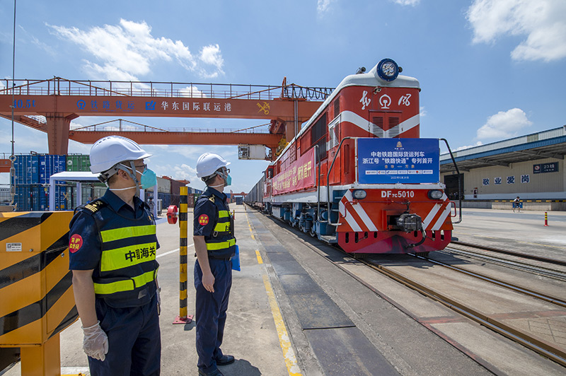 2022年6月29日，浙江金華，中老鐵路國際貨運(yùn)列車浙江號(hào)“鐵路快通”首趟專列經(jīng)海關(guān)監(jiān)管后，從浙江省鐵路金華南站鳴笛啟程，經(jīng)磨憨口岸駛向老撾萬象。