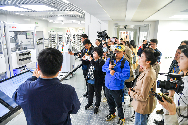 2023年10月16日，第三屆“一帶一路”國(guó)際合作高峰論壇新聞中心組織中外記者采訪。記者在中德大廈內(nèi)的博世未來(lái)工廠展區(qū)參觀，了解其高質(zhì)量創(chuàng)新發(fā)展成果。