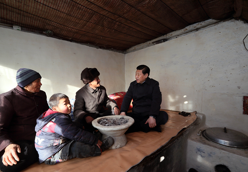 2012年12月30日，習(xí)近平在河北省阜平縣龍泉關(guān)鎮(zhèn)駱駝灣村看望唐榮斌老人一家。