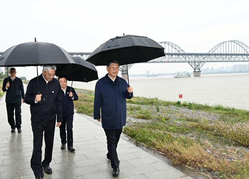 2023年10月10日，習(xí)近平在長(zhǎng)江國(guó)家文化公園九江城區(qū)段考察時(shí)，冒雨沿江堤步行察看沿岸風(fēng)貌。