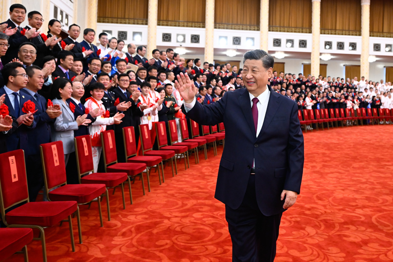 2022年4月8日，北京冬奧會(huì)、冬殘奧會(huì)總結(jié)表彰大會(huì)在北京人民大會(huì)堂隆重舉行。會(huì)前，習(xí)近平等會(huì)見北京冬奧會(huì)、冬殘奧會(huì)突出貢獻(xiàn)集體代表、突出貢獻(xiàn)個(gè)人和中國(guó)體育代表團(tuán)成員。