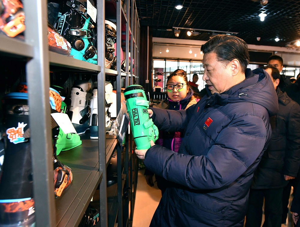 2017年1月23日，習(xí)近平總書記在河北省張家口市云頂滑雪場雪具大廳了解各式雪具的不同功用。