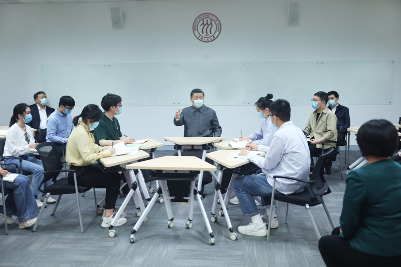 2022年4月25日，習近平總書記來到中國人民大學考察調研。這是總書記在立德樓觀摩思政課智慧教室現場教學并參與討論。