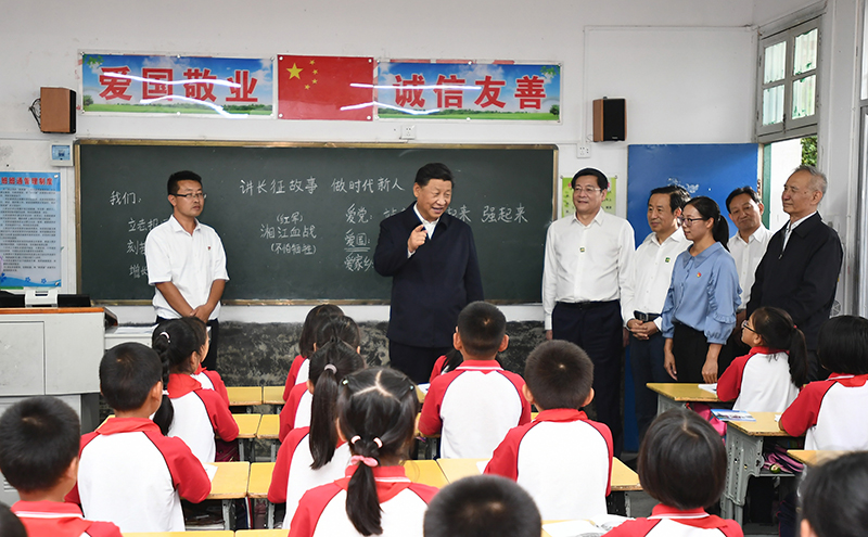 2020年9月16日，習近平總書記在湖南省郴州市汝城縣文明瑤族鄉(xiāng)第一片小學，同正在上思政課的同學們親切交流。