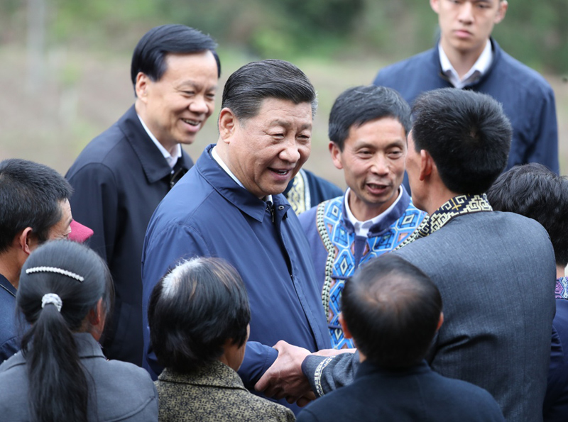 2019年4月15日至17日，中共中央總書記、國家主席、中央軍委主席習(xí)近平在重慶考察，并主持召開解決“兩不愁三保障”突出問題座談會。這是4月15日下午，習(xí)近平在石柱土家族自治縣中益鄉(xiāng)華溪村同村民親切交流。新華社記者 丁海濤 攝