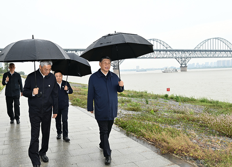 2023年10月10日至13日，中共中央總書記、國家主席、中央軍委主席習(xí)近平在江西考察。這是10日下午，習(xí)近平在長江國家文化公園九江城區(qū)段考察時，冒雨沿江堤步行察看沿岸風(fēng)貌。新華社記者 謝環(huán)馳 攝