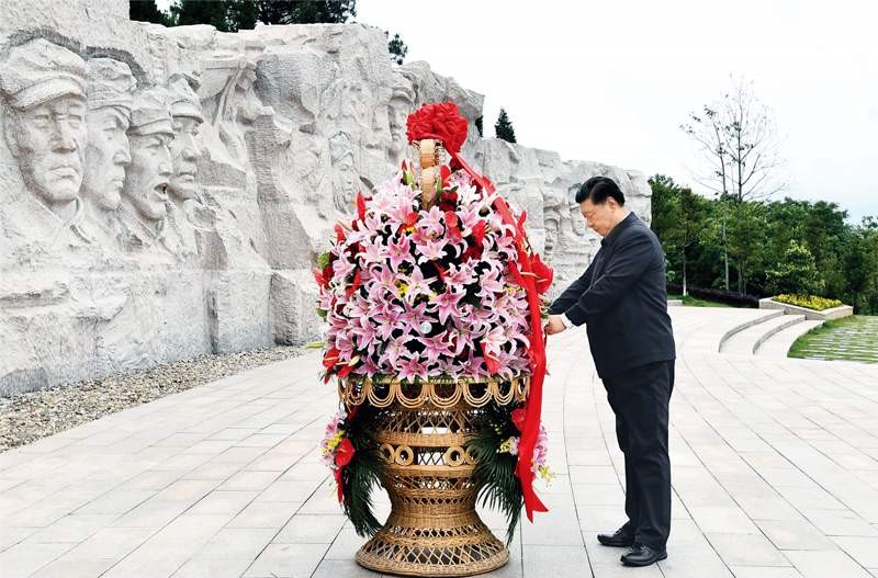 2021年4月25日至27日，中共中央總書記、國家主席、中央軍委主席習(xí)近平在廣西考察。這是25日上午，習(xí)近平在位于桂林市全州縣的紅軍長征湘江戰(zhàn)役紀(jì)念園，向湘江戰(zhàn)役紅軍烈士敬獻(xiàn)花籃。 新華社記者 謝環(huán)馳/攝