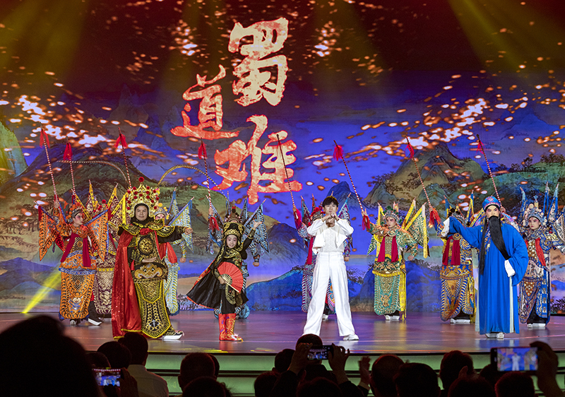 2023年10月13日，成都，“把青春華章寫在祖國大地上”大思政課網(wǎng)絡(luò)主題宣傳和互動(dòng)引導(dǎo)活動(dòng)在四川大學(xué)舉行。