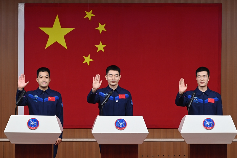 2024年月24日，神舟十八號載人飛行任務航天員葉光富（中）、李聰（右）、李廣蘇在酒泉衛(wèi)星發(fā)射中心問天閣與媒體記者集體見面。