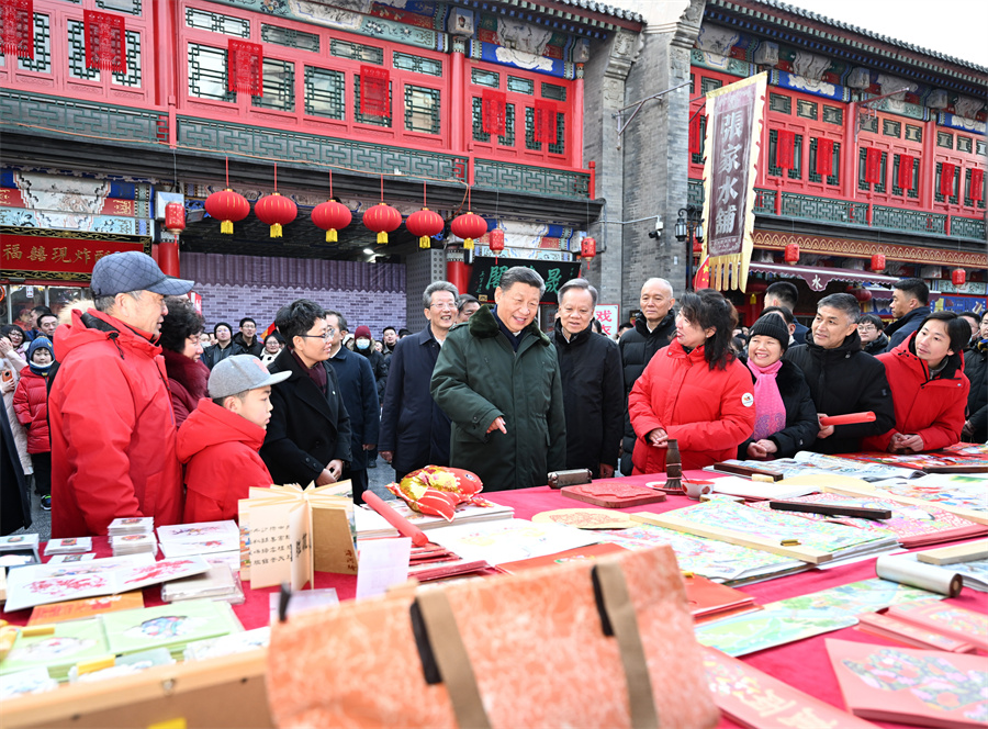 2024年2月1日下午，習近平在天津古文化街考察時，同店鋪員工和現場群眾互動交流。新華社記者 謝環(huán)馳 攝