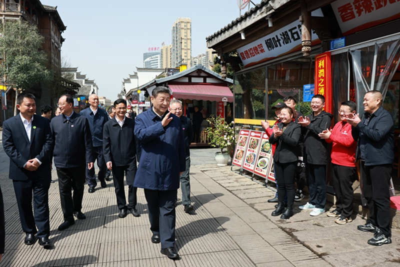 2024年3月19日上午，習近平在常德河街考察時，同店主和游客親切交流。新華社記者 王曄 攝