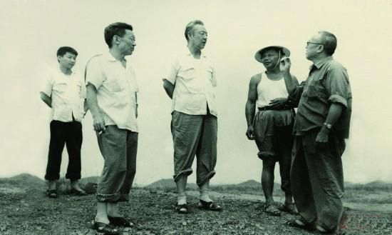 1978年8月，習(xí)仲勛（左三）在廣東惠陽農(nóng)村調(diào)研。在清華大學(xué)讀書的習(xí)近平（左一）利用暑假時(shí)間參加社會(huì)實(shí)踐，隨同父親一起下鄉(xiāng)。