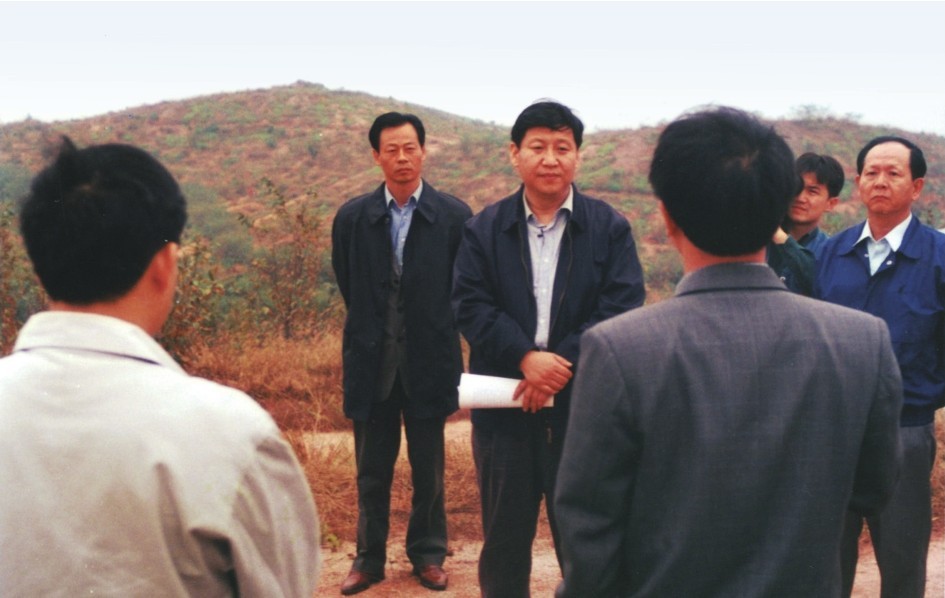 1999年11月，習(xí)近平在龍巖市長汀縣河田水土流失治理區(qū)調(diào)研。圖源：《習(xí)近平在福建（下）》
