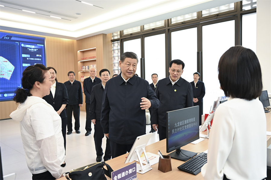 2024年4月22日至24日，中共中央總書記、國家主席、中央軍委主席習(xí)近平在重慶考察。這是22日下午，習(xí)近平在九龍坡區(qū)謝家灣街道民主村社區(qū)考察。新華社記者 謝環(huán)馳 攝