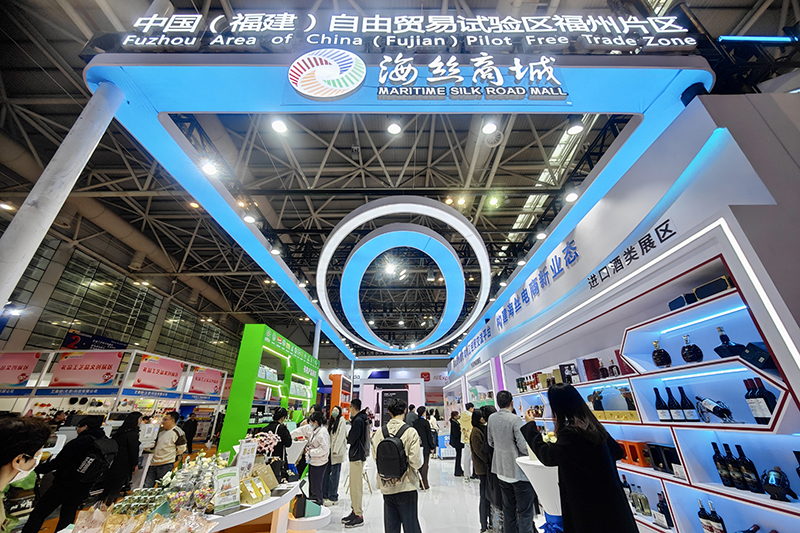 2024年3月18日，第四屆中國跨境電商交易會在福建福州開幕。展會聚焦“鏈接跨境全流域 共建電商新生態(tài)”，集聚全國80余個外貿(mào)產(chǎn)業(yè)帶的上千家供應鏈企業(yè)。