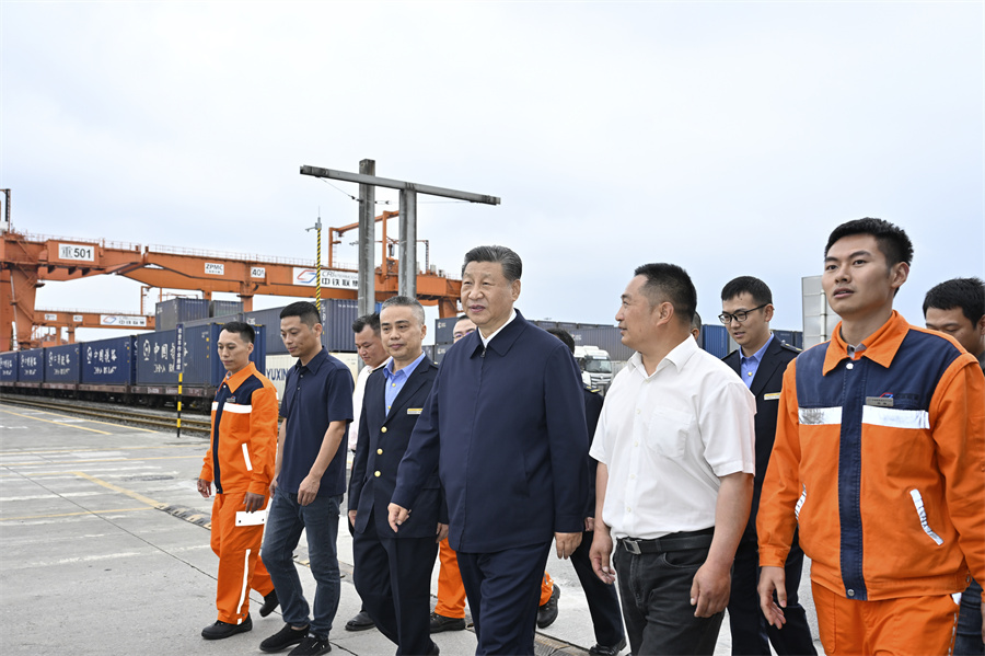 2024年4月22日至24日，中共中央總書記、國家主席、中央軍委主席習(xí)近平在重慶考察。這是22日下午，習(xí)近平在重慶國際物流樞紐園區(qū)重慶鐵路集裝箱中心站，同貨車司機(jī)、列車司機(jī)、裝卸工人、場站管理人員等親切交流。新華社記者 岳月偉 攝