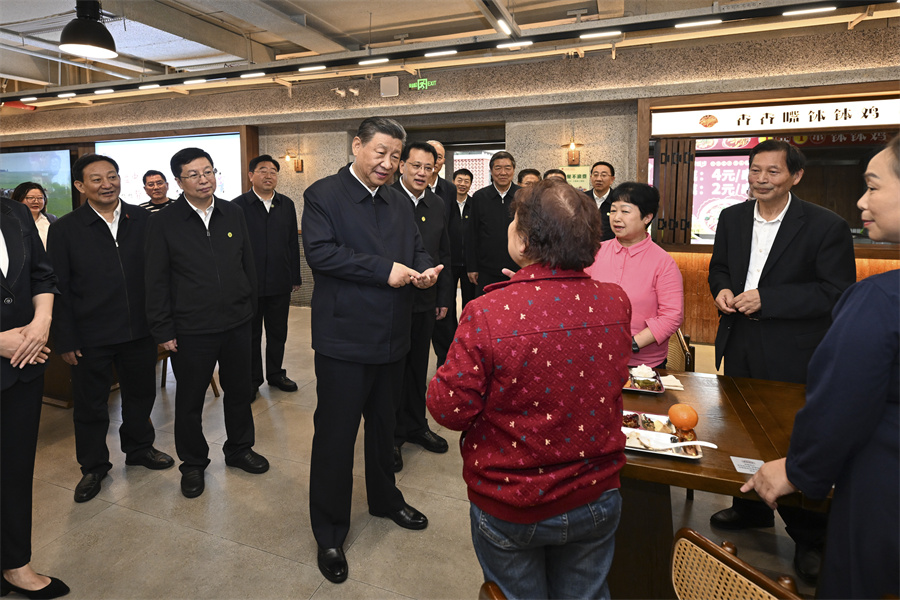 2024年4月22日下午，習(xí)近平在九龍坡區(qū)謝家灣街道民主村社區(qū)考察時(shí)，同正在社區(qū)食堂就餐的群眾親切交流。新華社記者 謝環(huán)馳 攝