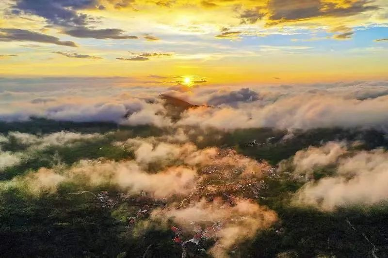圖為云霧繚繞的軍營村，群山盡翠，紅瓦掩映。廈門市委宣傳部供圖