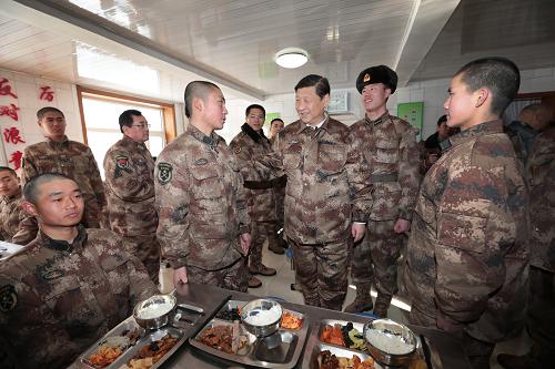 2014年1月26日中午，習(xí)近平來到連隊(duì)食堂，同戰(zhàn)士們一起用餐。新華社記者 李剛 攝