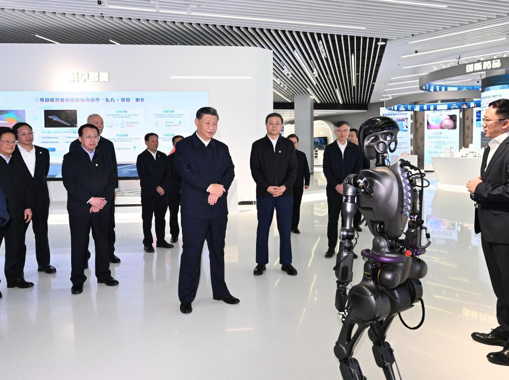 2023年11月28日下午，習(xí)近平在浦東新區(qū)張江科學(xué)城參觀上海科技創(chuàng)新成果展。新華社記者 謝環(huán)馳 攝