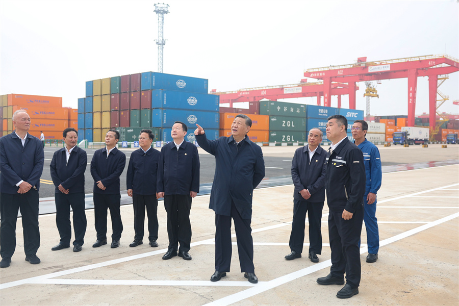 2024年5月22日至24日，中共中央總書記、國家主席、中央軍委主席習近平在山東考察。這是22日下午，習近平在日照港察看全自動化集裝箱碼頭作業(yè)場景。新華社記者 鞠鵬 攝
