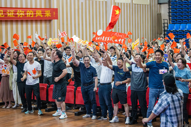 北京時間7月27日，2024年巴黎奧運會首個比賽日，在射擊10米氣步槍混合團(tuán)體比賽中，中國選手黃雨婷/盛李豪獲得金牌。圖為黃雨婷的母校師生們通過收看奧運直播的方式為她加油助威。